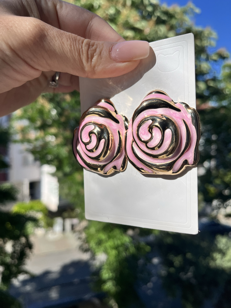 Pembe gül küpe