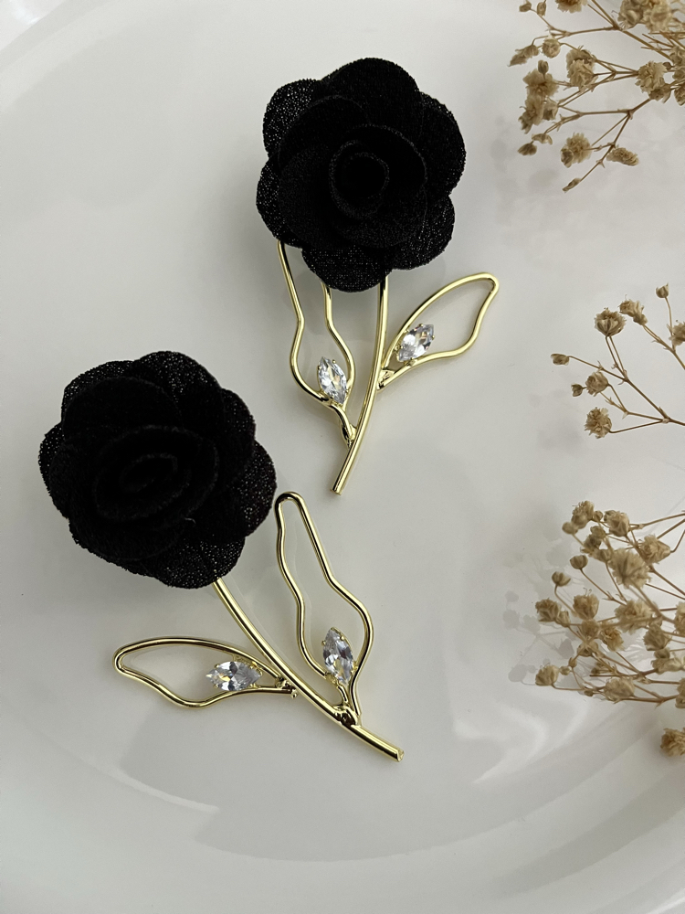 Gold detay Siyah kumaş gül küpe 