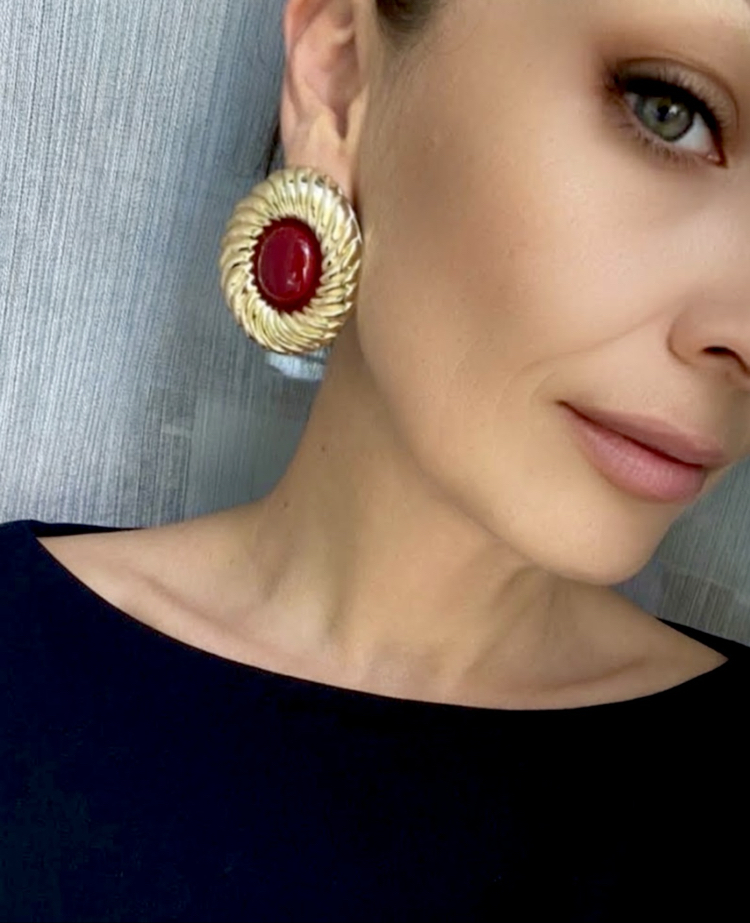 Gold detay bordo taşlı küpe 