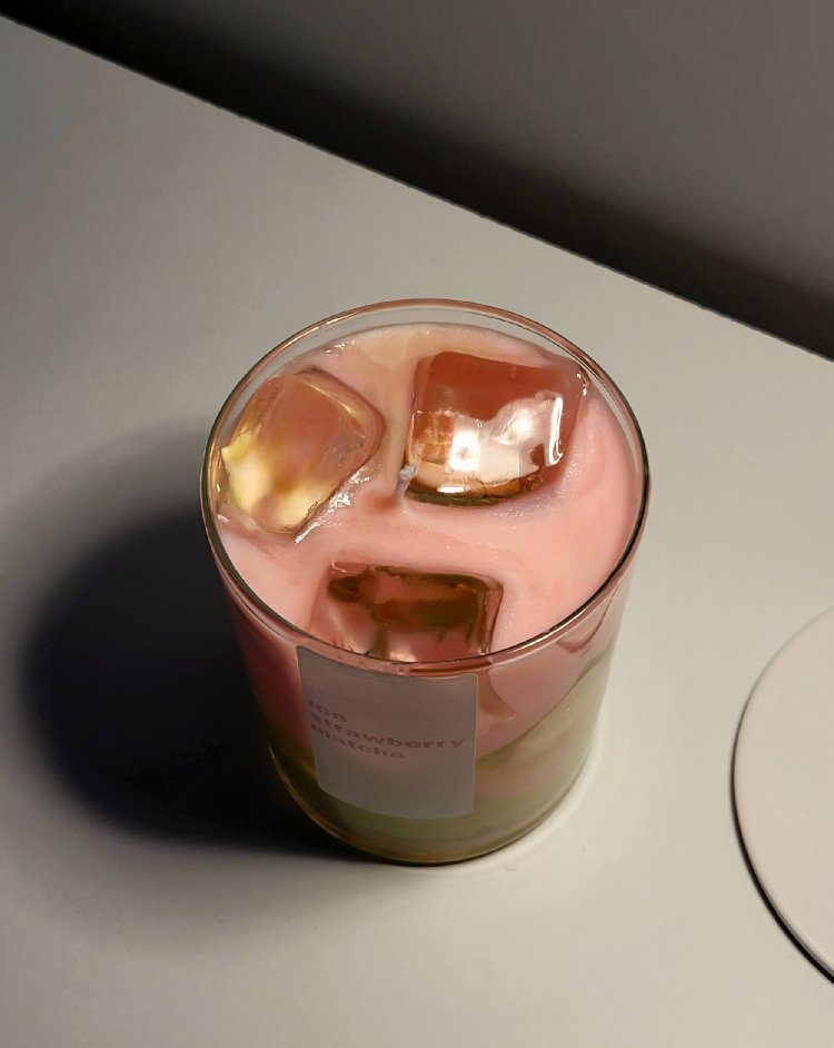 Ice strawberry matcha mum