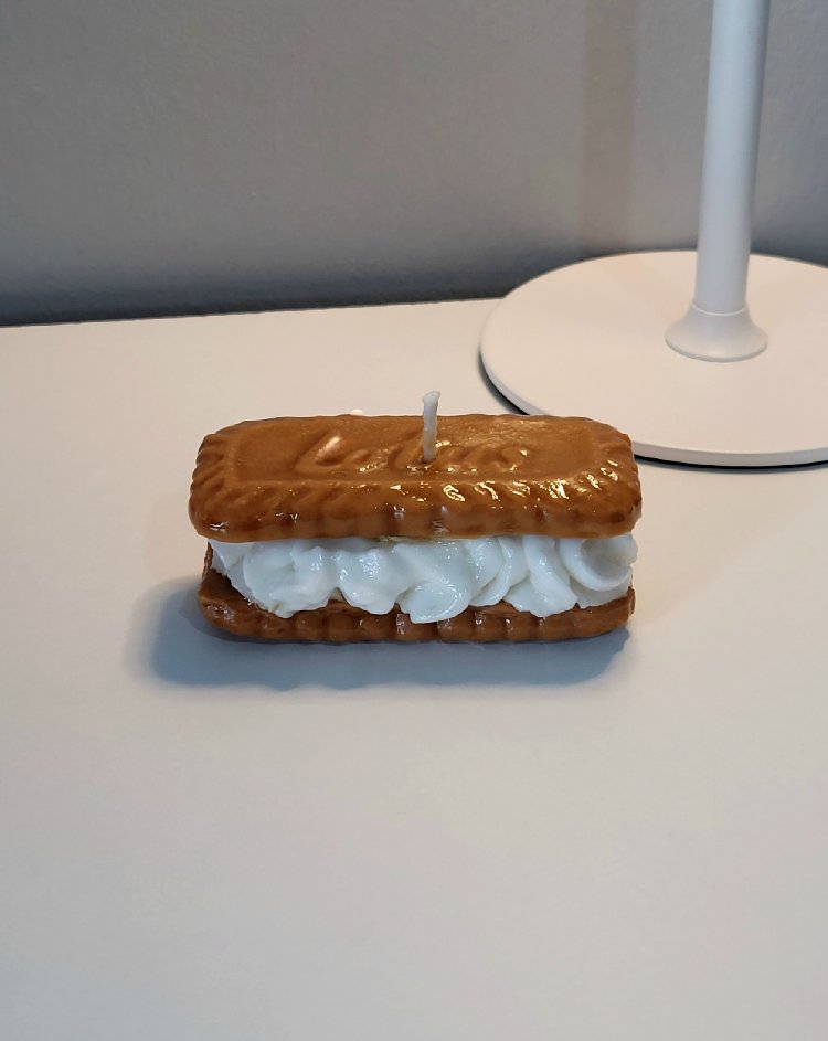 Kremalı lotus büskivisi mum