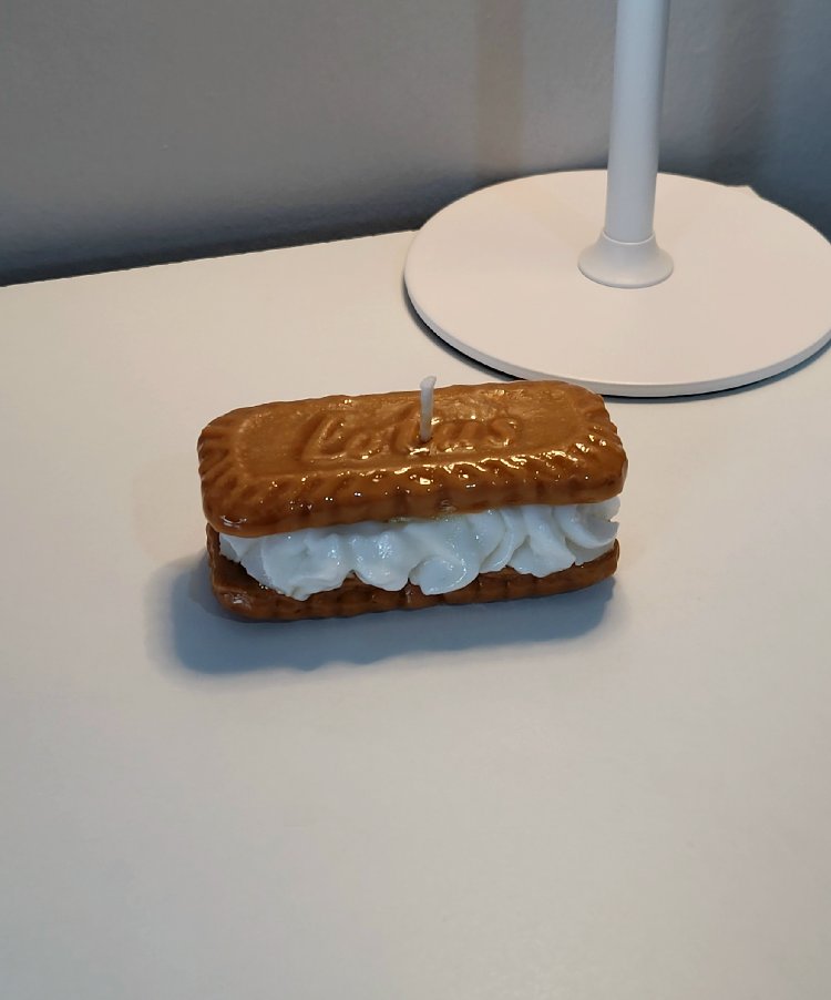 Kremalı lotus büskivisi mum