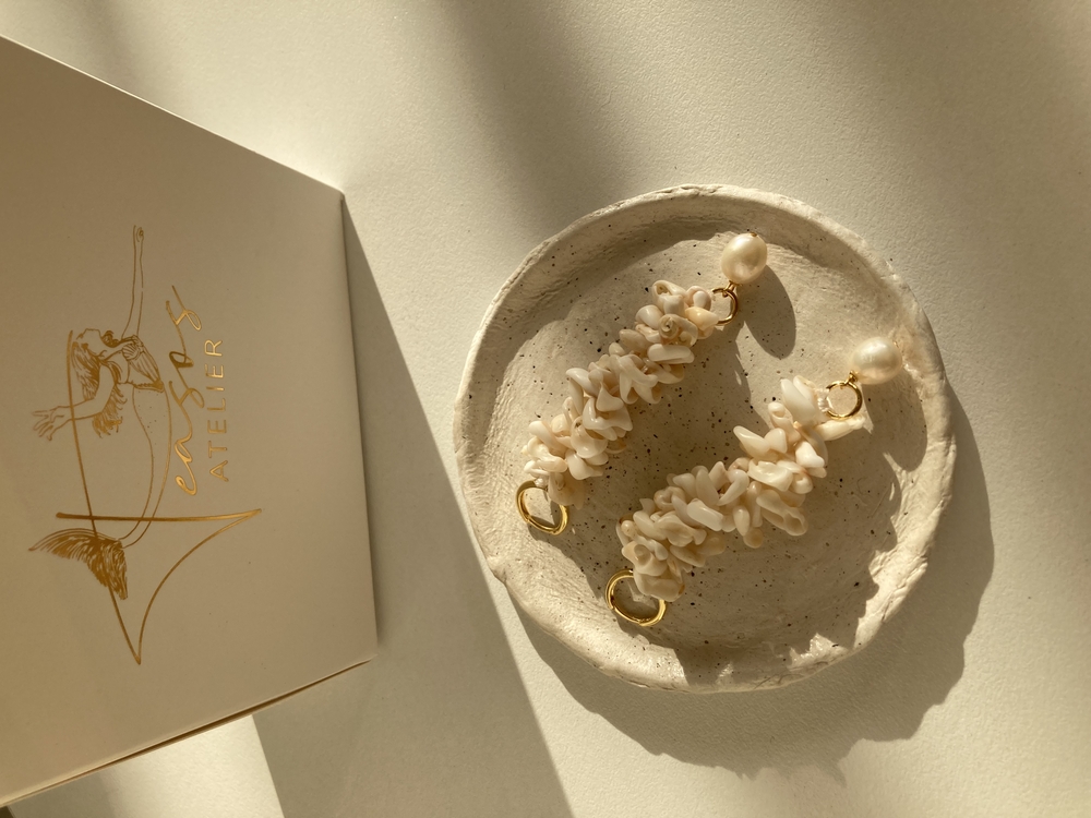 Beige Seashell Pearl Earrings