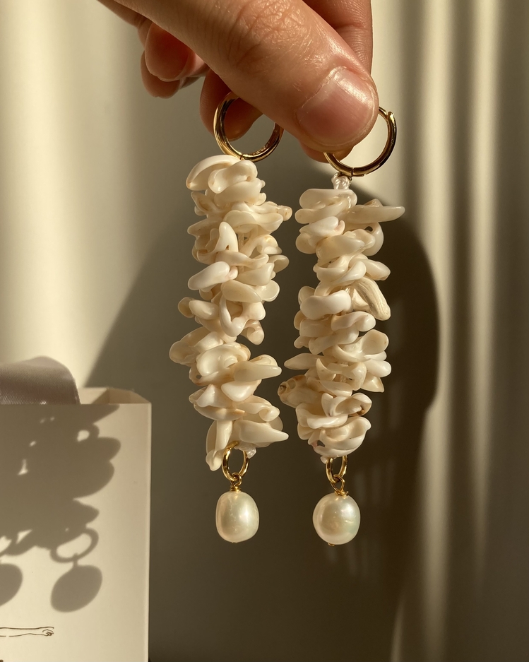 Beige Seashell Pearl Earrings