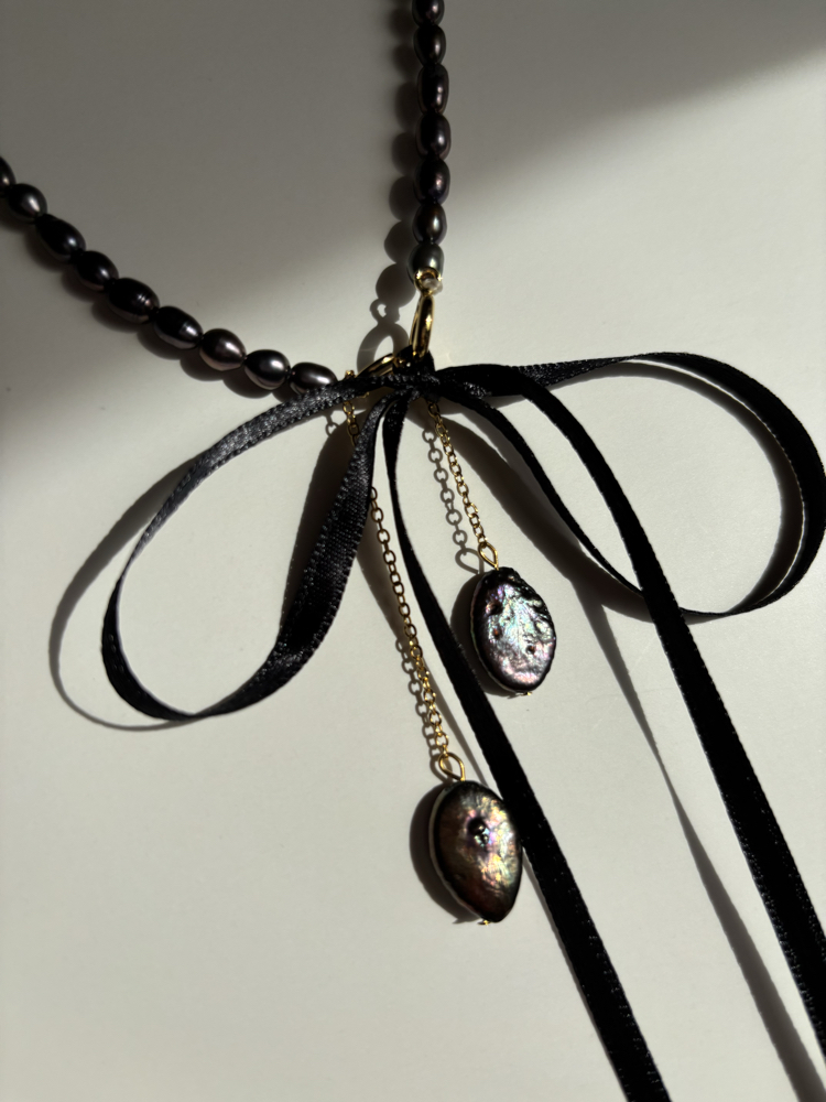 Ribbon Black Pearl Necklace