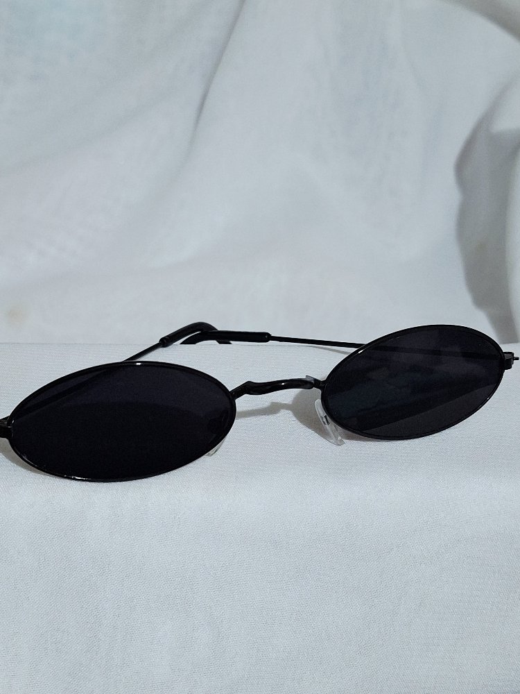 Minimal Siyah Oval Güneş Gözlüğü