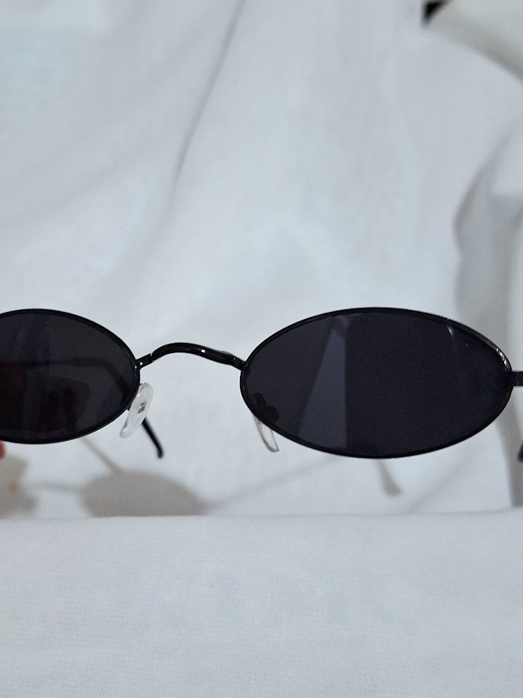 Minimal Siyah Oval Güneş Gözlüğü