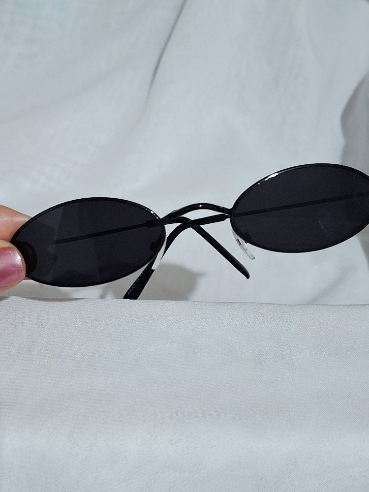 Minimal Siyah Oval Güneş Gözlüğü