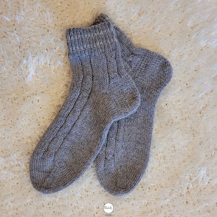 Gri Renk Örgü Yün Çorap