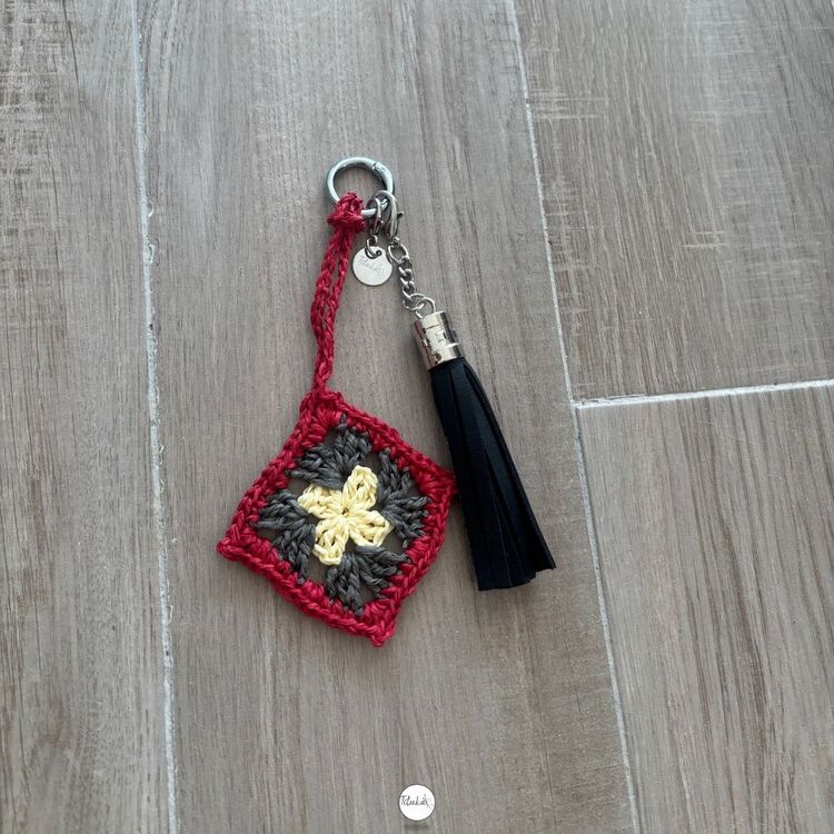 Kırmızı Motifli Çanta Charmı - Çanta Aksesuarı 