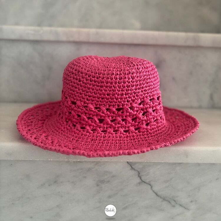 Pembe Örgü Şapka