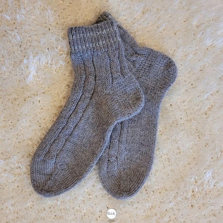 Gri Renk Örgü Yün Çorap