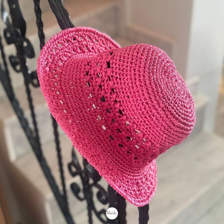 Pembe Örgü Şapka