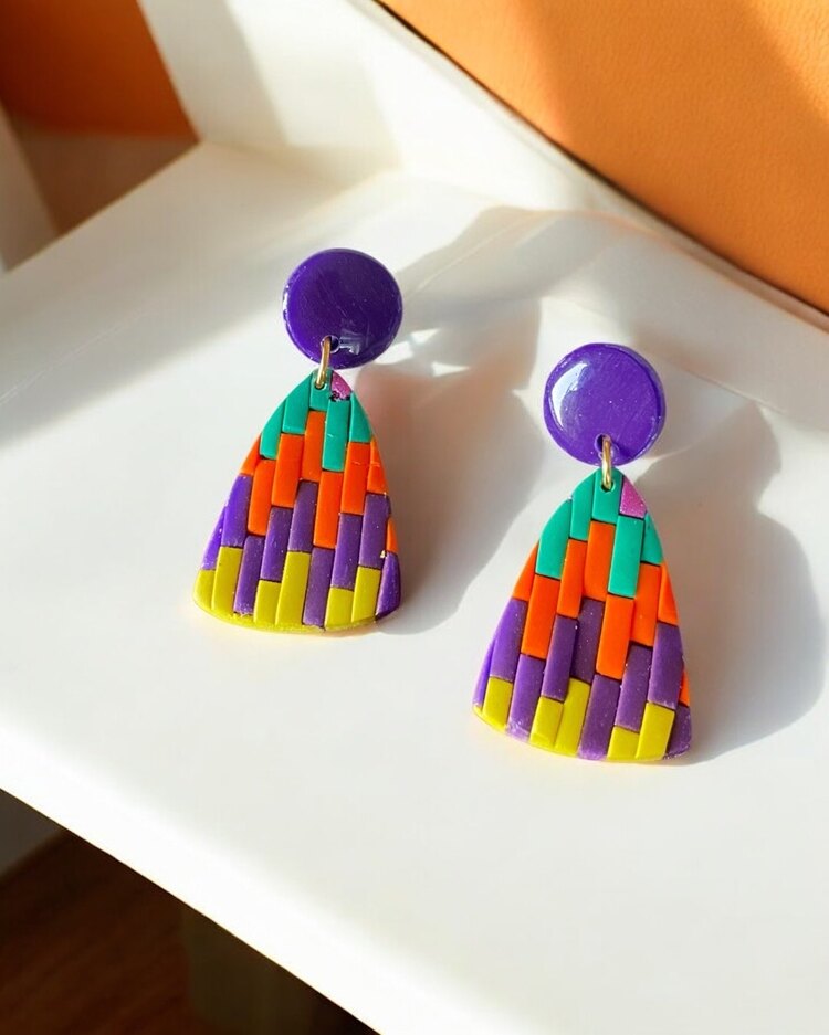 Bargello renkli sallantılı küpe