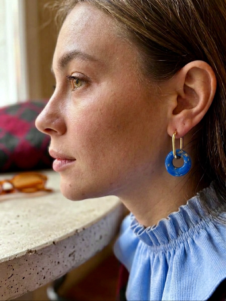 Mavi sığınak Amorf charm halka küpe 