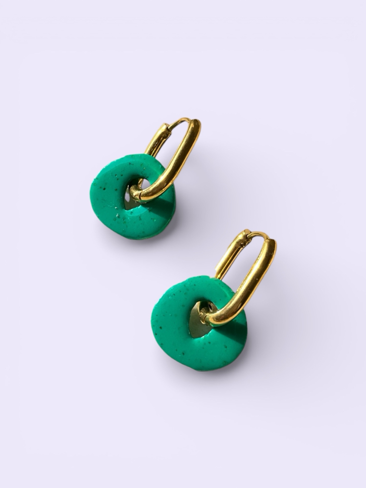 Mini yeşil charm küpe