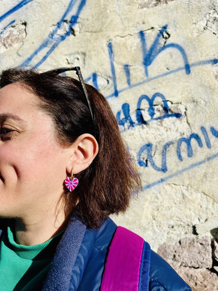 Eflatun & Pembe Kalp charmlı Çelik halkalı küpe