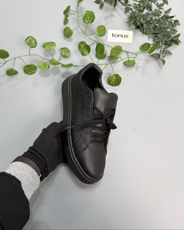 Siyah deri sneakers