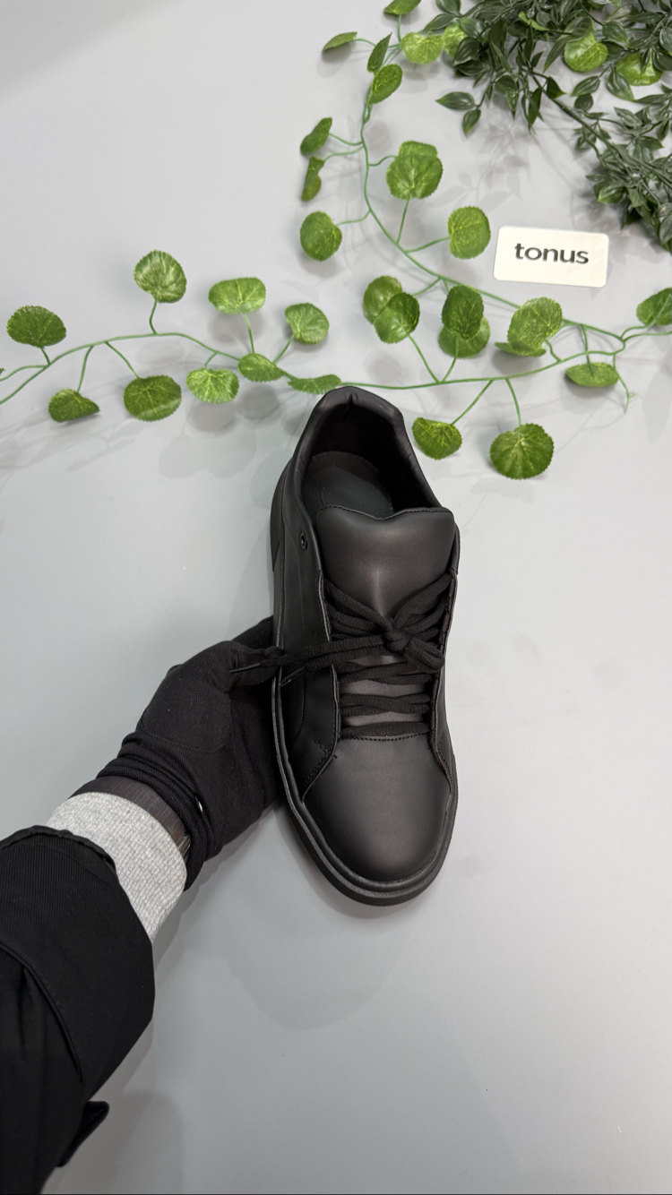 Siyah deri sneakers