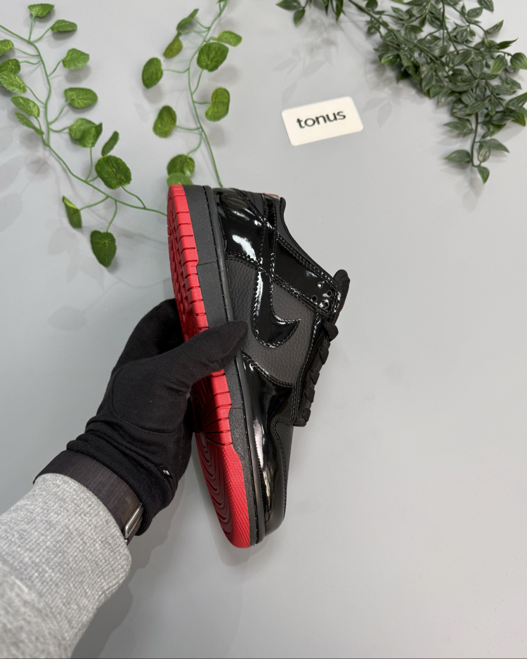 Nike dunk parlak siyah kırmızı 