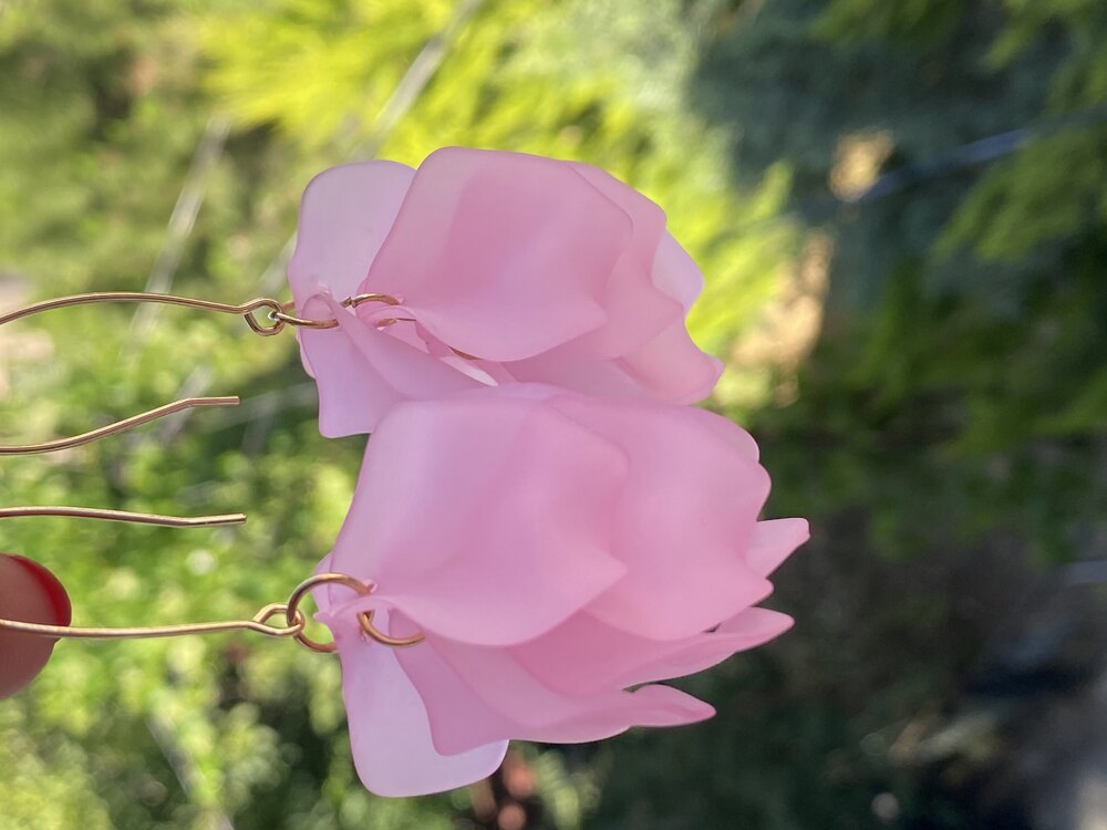 Pembe yapraklı sallantılı küpe