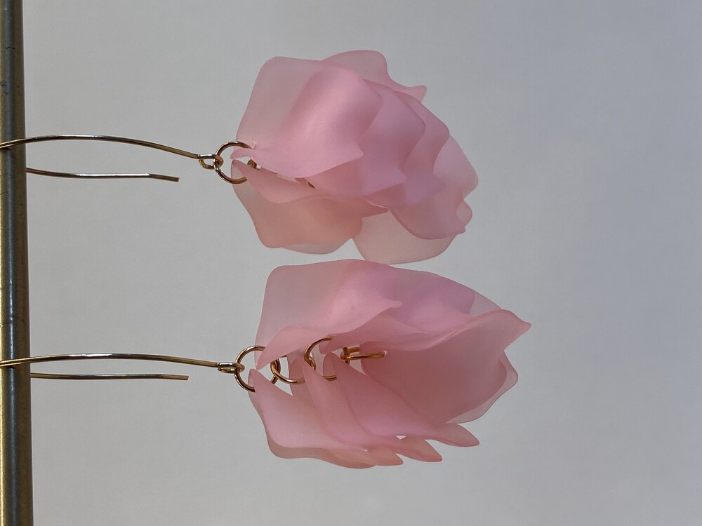 Pembe yapraklı sallantılı küpe