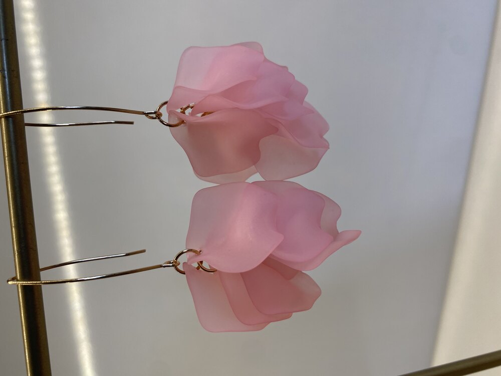 Pembe yapraklı sallantılı küpe