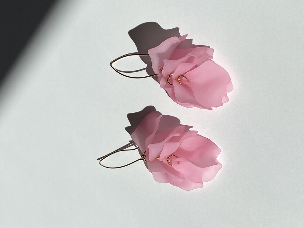 Pembe yapraklı sallantılı küpe