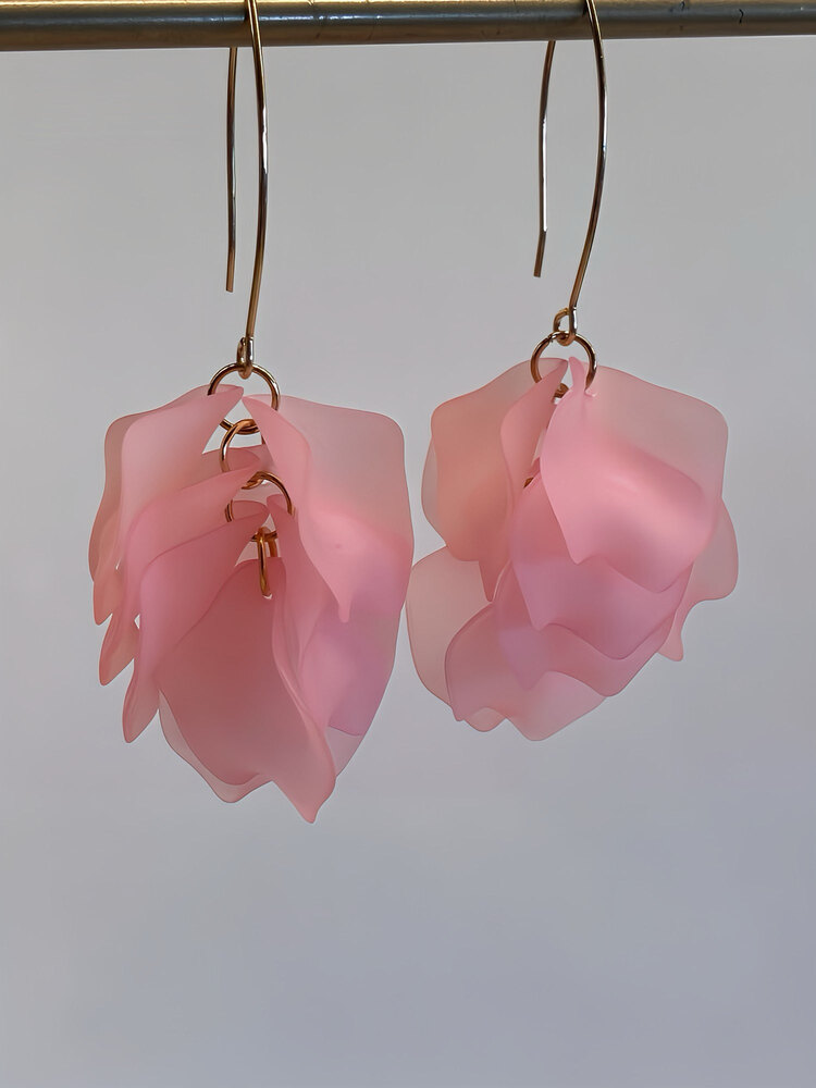 Pembe yapraklı sallantılı küpe
