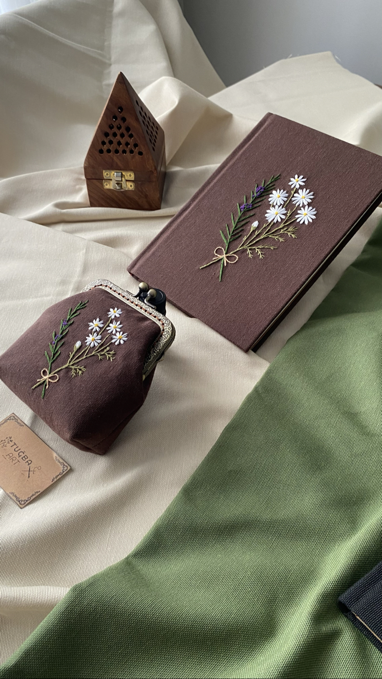 Kahverengi Papatya-Kekik Nakışlı Defter