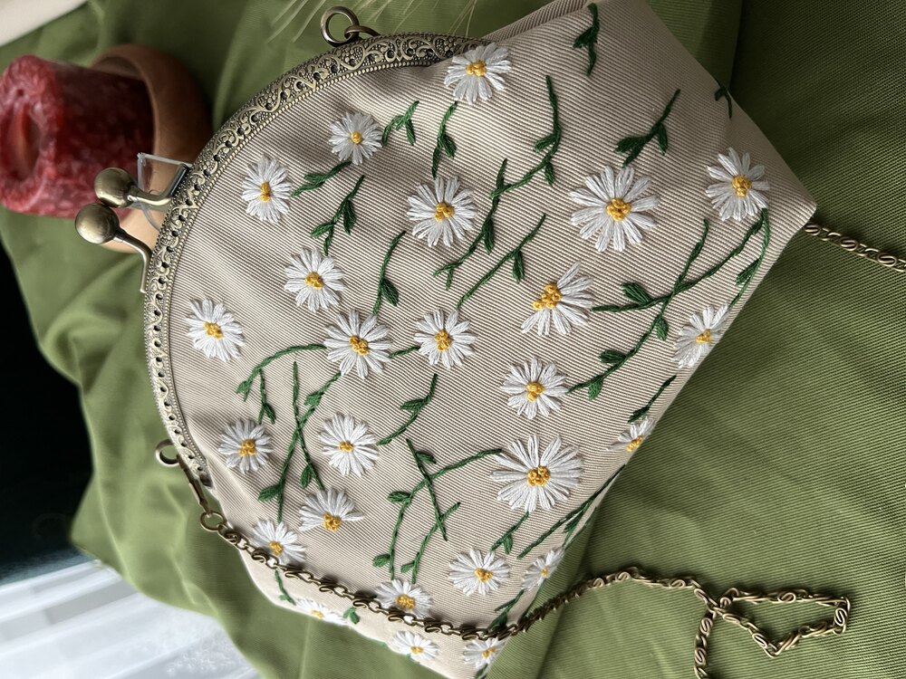 Papatya El Nakışlı Klipsli Çanta 