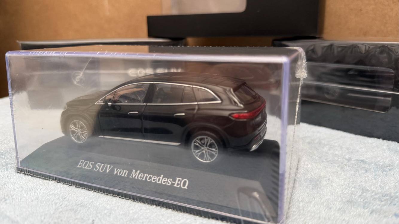 MERCEDES-BENZ EQS SUV 1/43 MODEL ARAÇ SİYAH