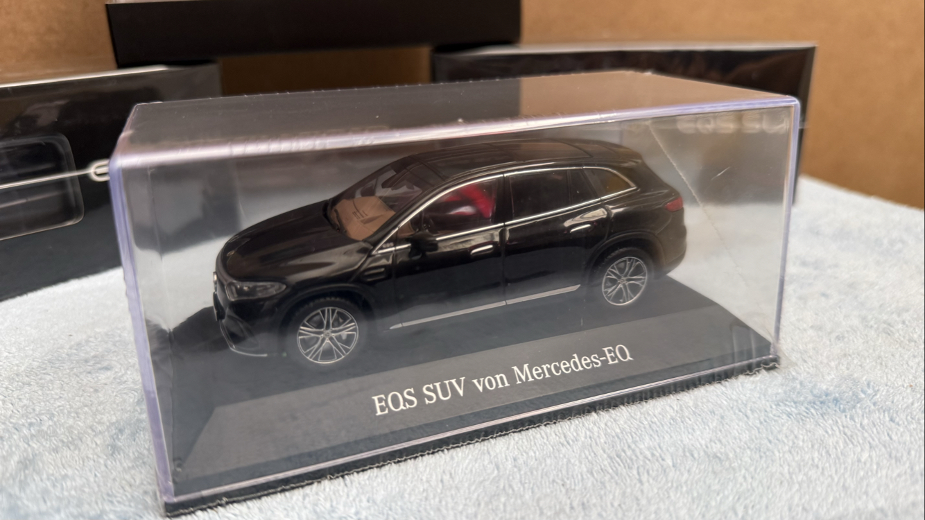 MERCEDES-BENZ EQS SUV 1/43 MODEL ARAÇ SİYAH