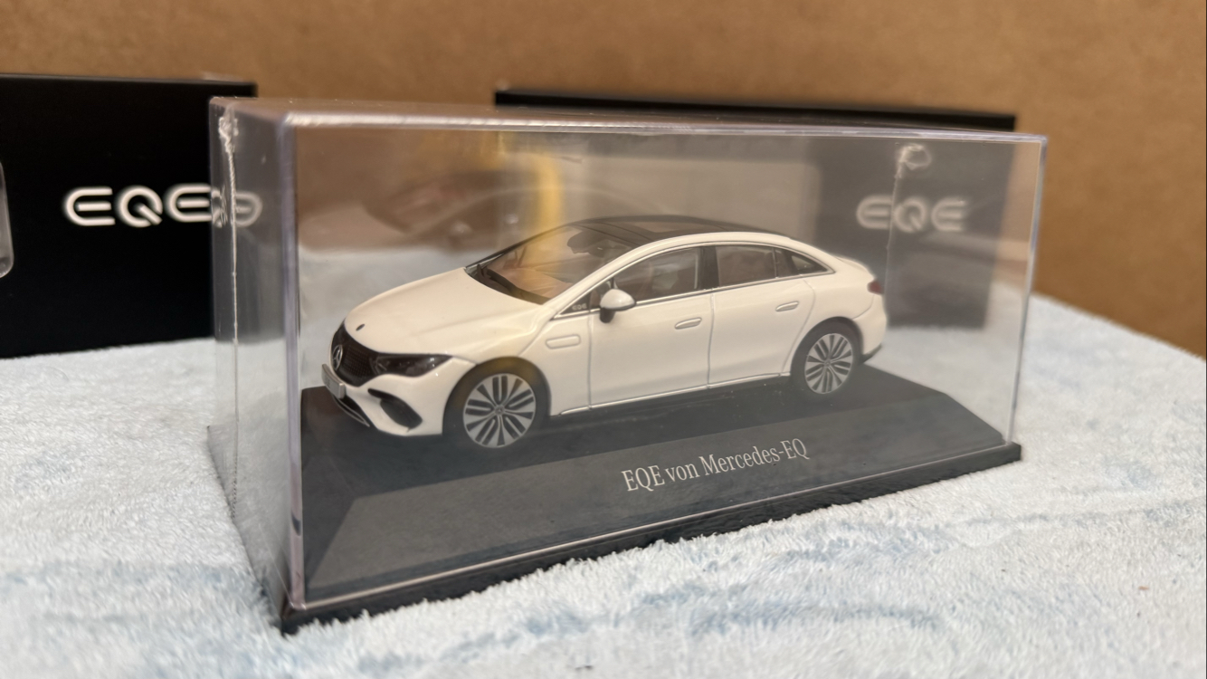 MERCEDES SIFIR ORİJİNAL EQE 1/43 MODEL ARABA