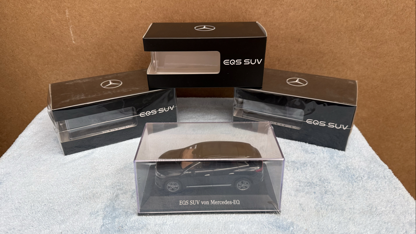 MERCEDES-BENZ EQS SUV 1/43 MODEL ARAÇ SİYAH