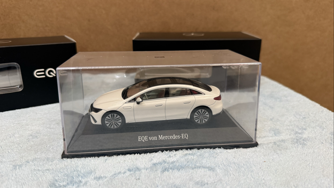 MERCEDES SIFIR ORİJİNAL EQE 1/43 MODEL ARABA
