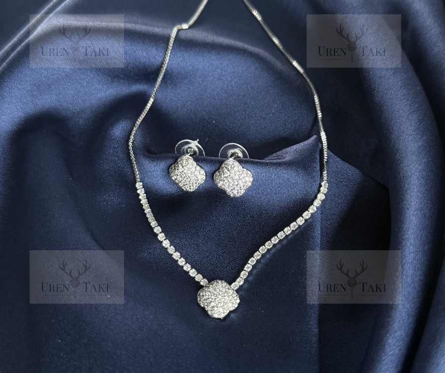 Özel Seri 316 Gümüs Zirkon Tasli Yonca Model Set
