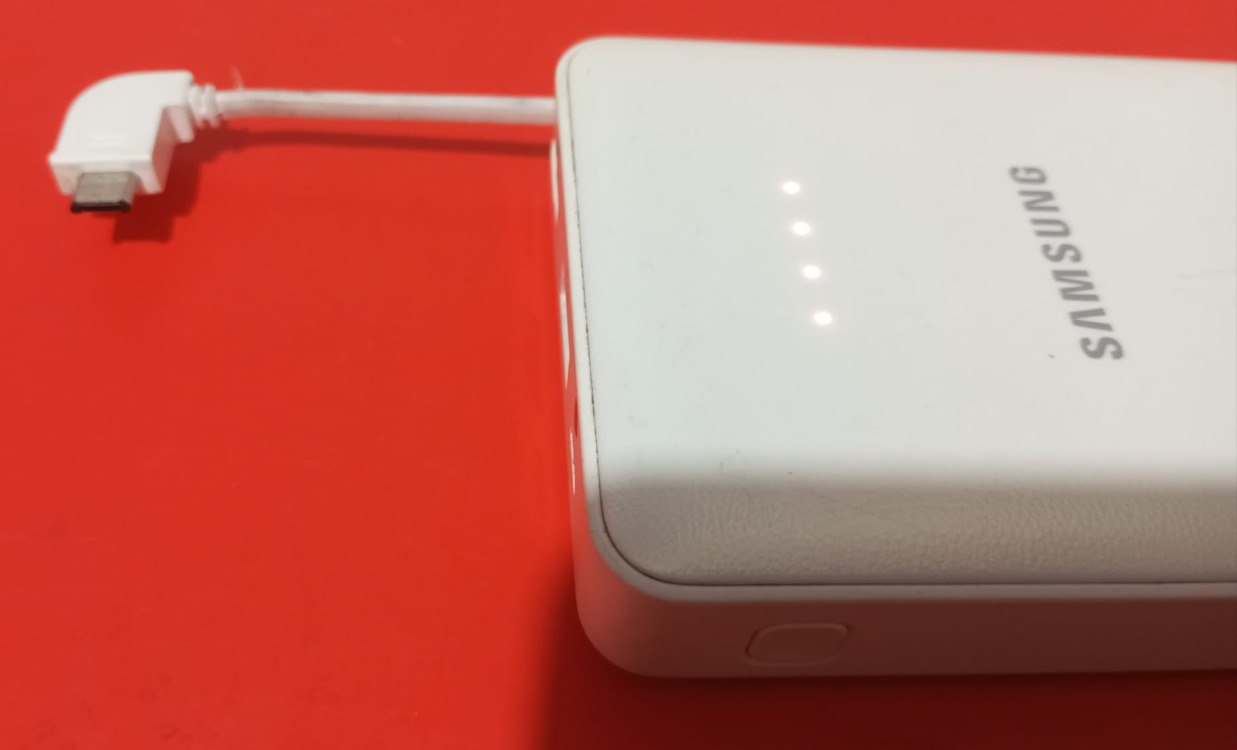 SAMSUNG Powerbank Şarj cihazı ( Tek sefer dolum yapar , Kablosuyla, İkinci el)