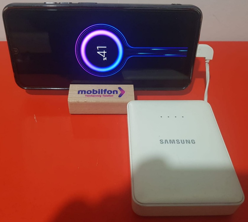 SAMSUNG Powerbank Şarj cihazı ( Tek sefer dolum yapar , Kablosuyla, İkinci el)