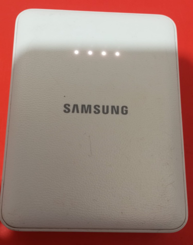SAMSUNG Powerbank Şarj cihazı ( Tek sefer dolum yapar , Kablosuyla, İkinci el)