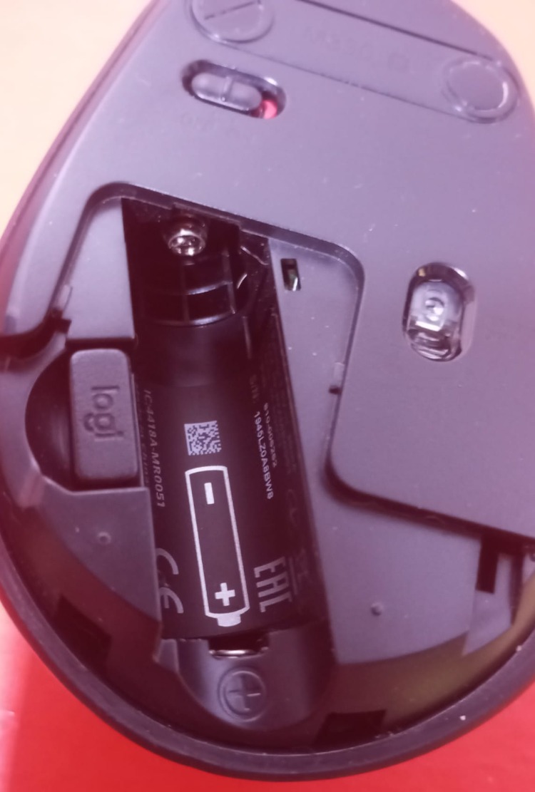 Logitech M330 Kablosuz Optik Mouse (Sessiz ve Hızlı , Pil ve Bileklikli Pad Hediye)