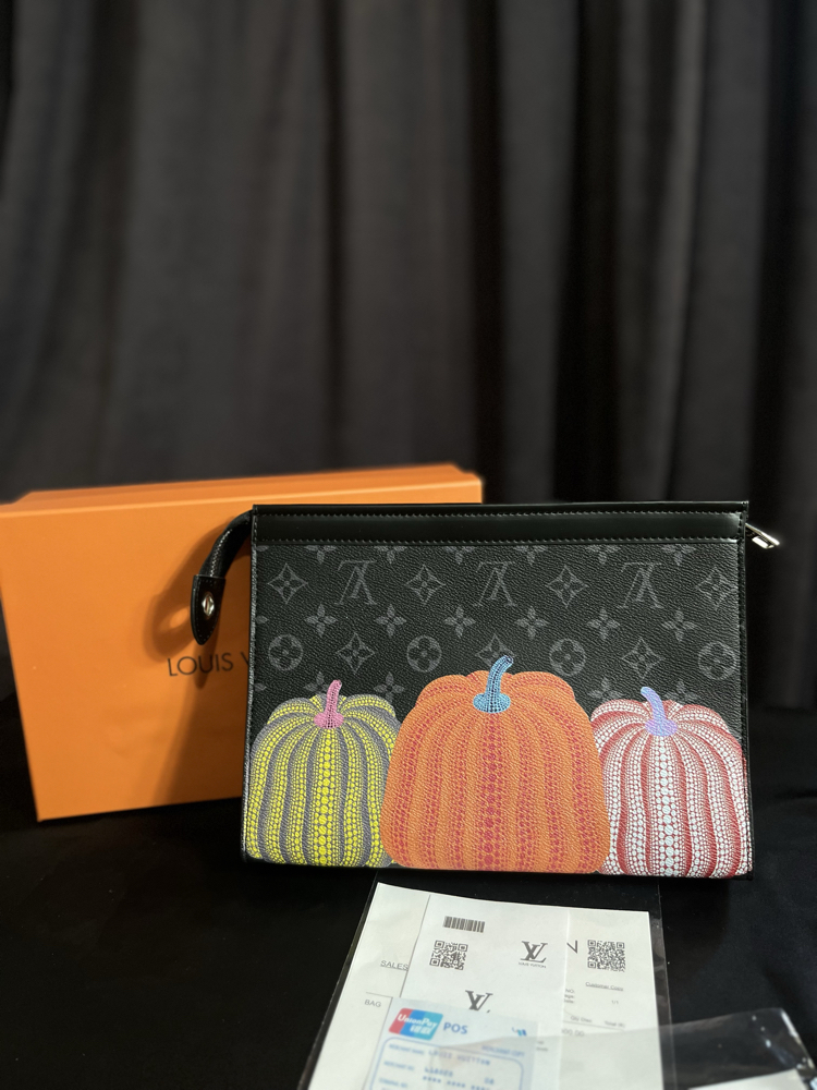 LOUIS VOUITTON CLUTCH