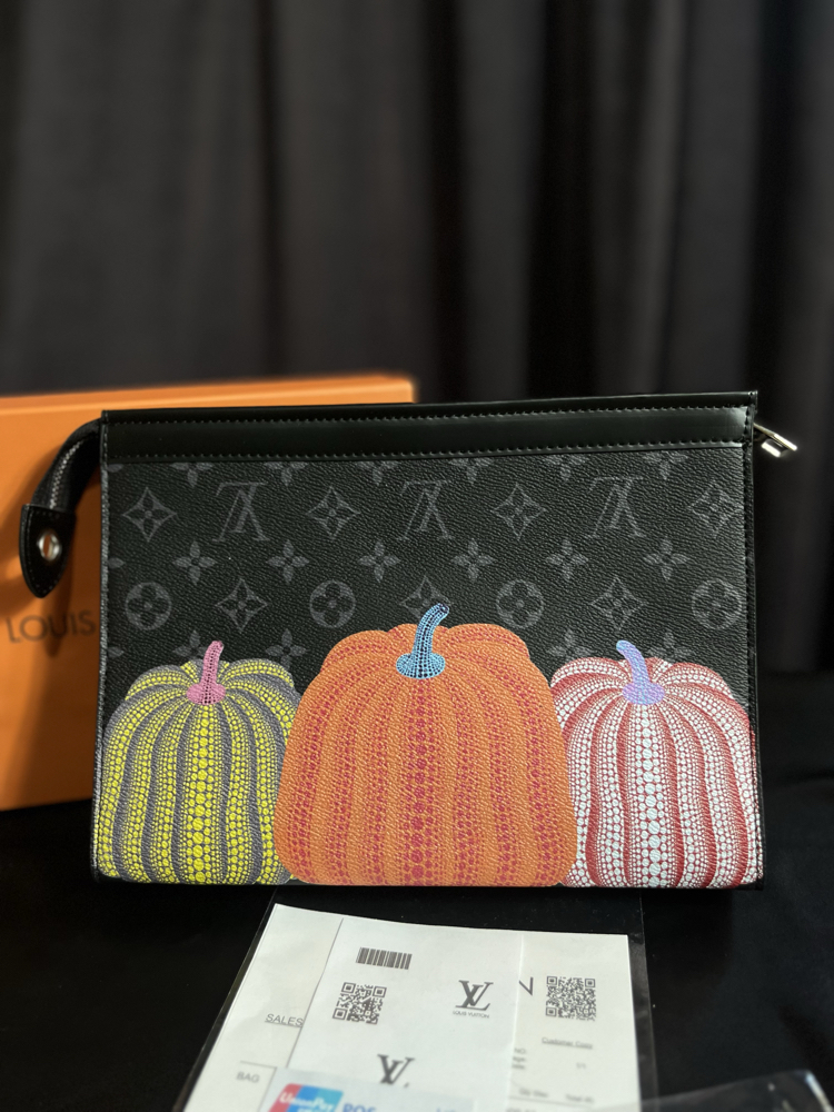 LOUIS VOUITTON CLUTCH