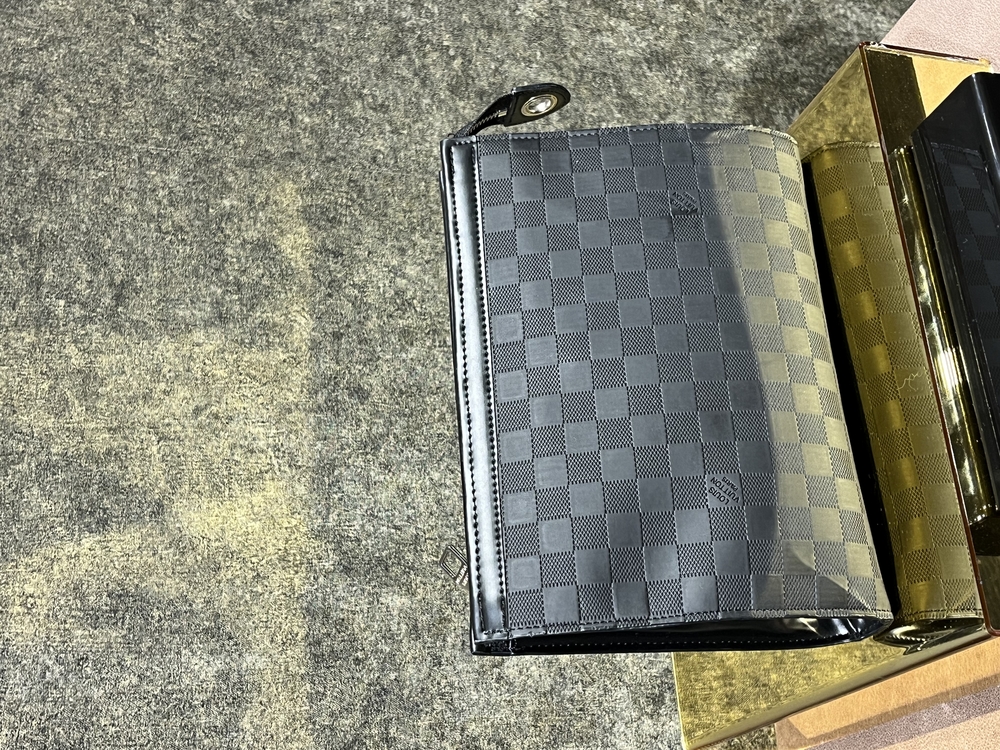 LOUIS VUITTON İTHAL CLUTCH