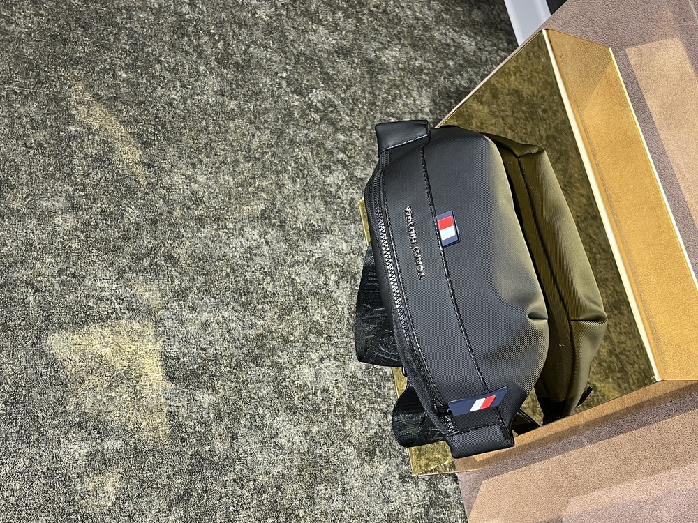 TOMMY HILFIGER ÇAPRAZ OMUZ ASMALI ÇANTA