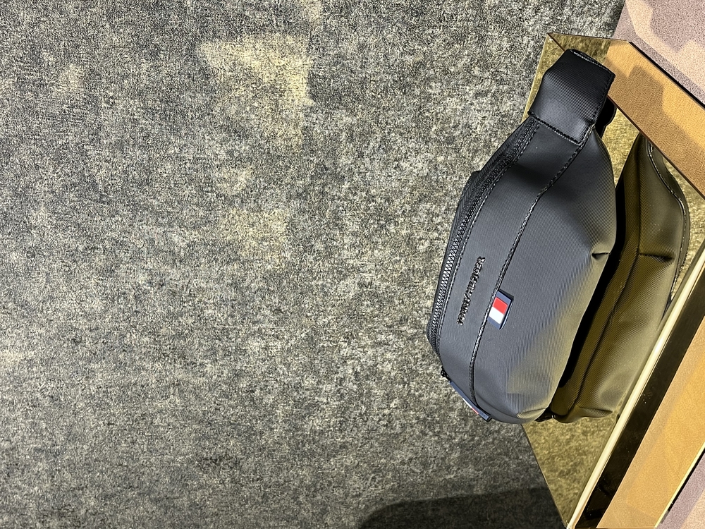 TOMMY HILFIGER ÇAPRAZ OMUZ ASMALI ÇANTA
