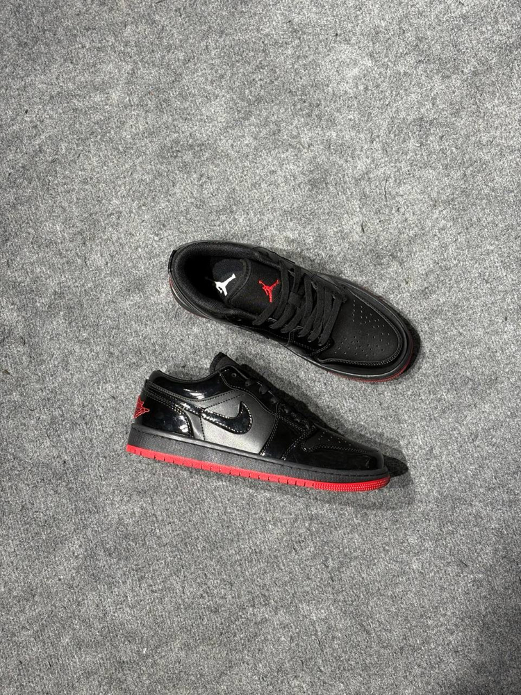 NIKE AIR JORDAN 1 LOW RED BLACK