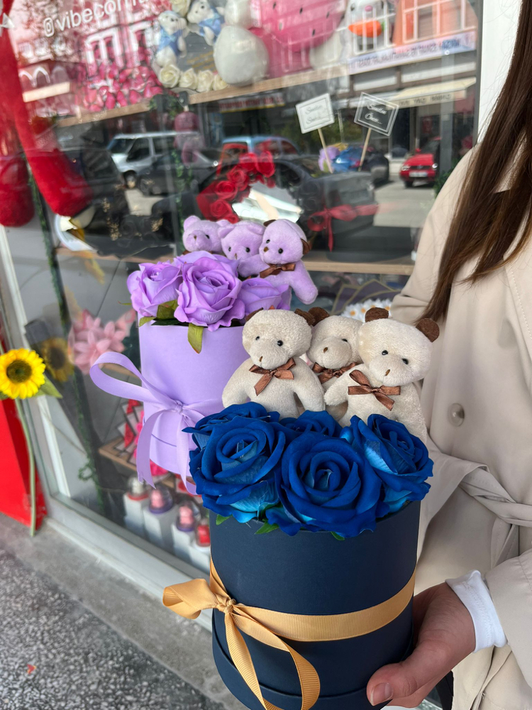 Silindir kutu 3 peluş ayıcık ve 5 gül