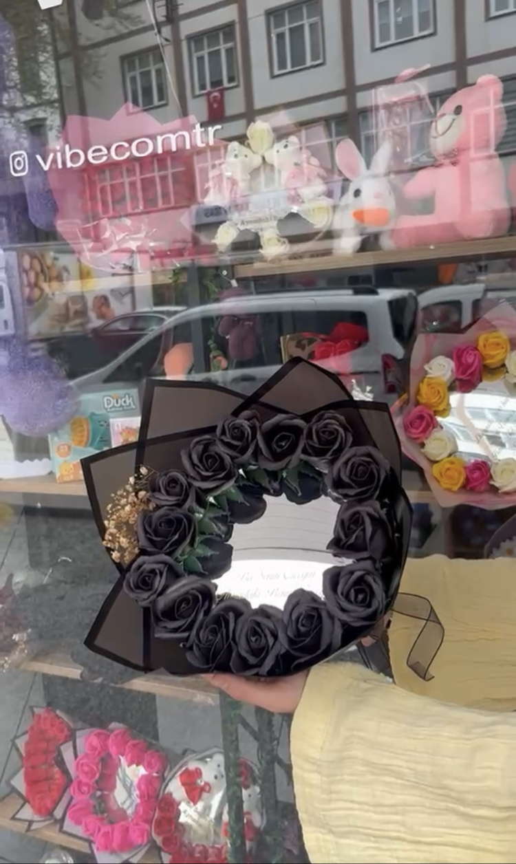 Aynalı cipso’lu siyah gül buketi ( Bu senin çiçeğin aynadaki benim çiçeğim yazılı )