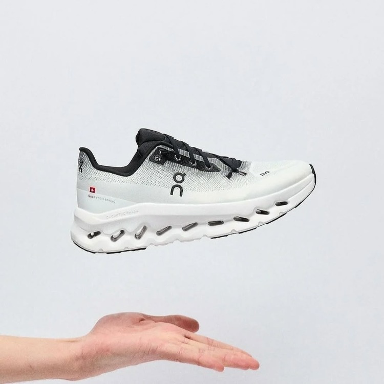 Running Cloudtilt Black Ivory